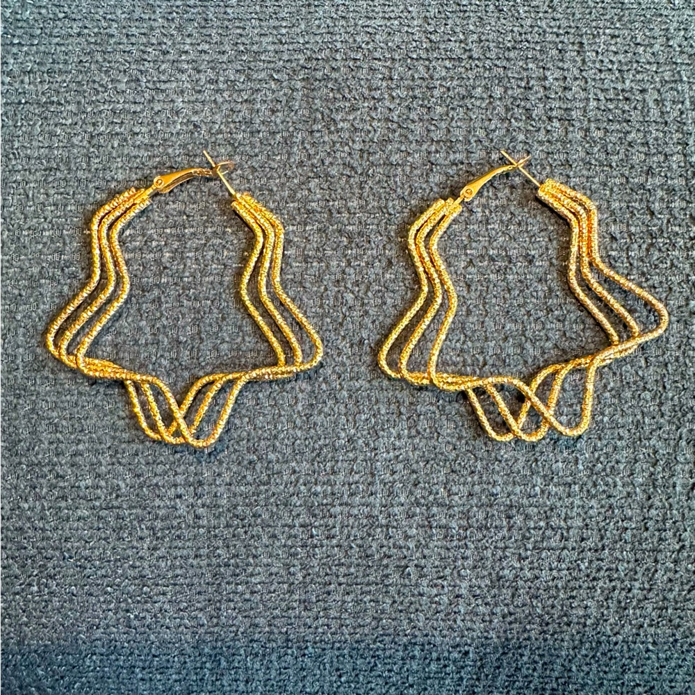 Shiny star golden earrings